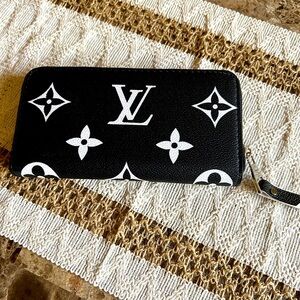 Black & white wallet